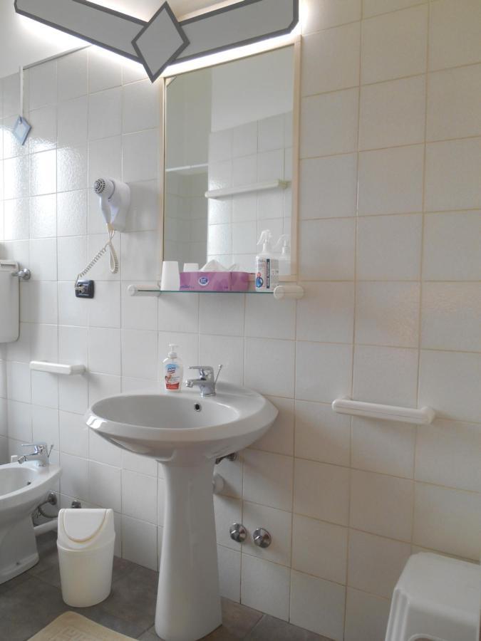 Le Rose Malpensa Bed and Breakfast Busto Arsizio Exteriör bild