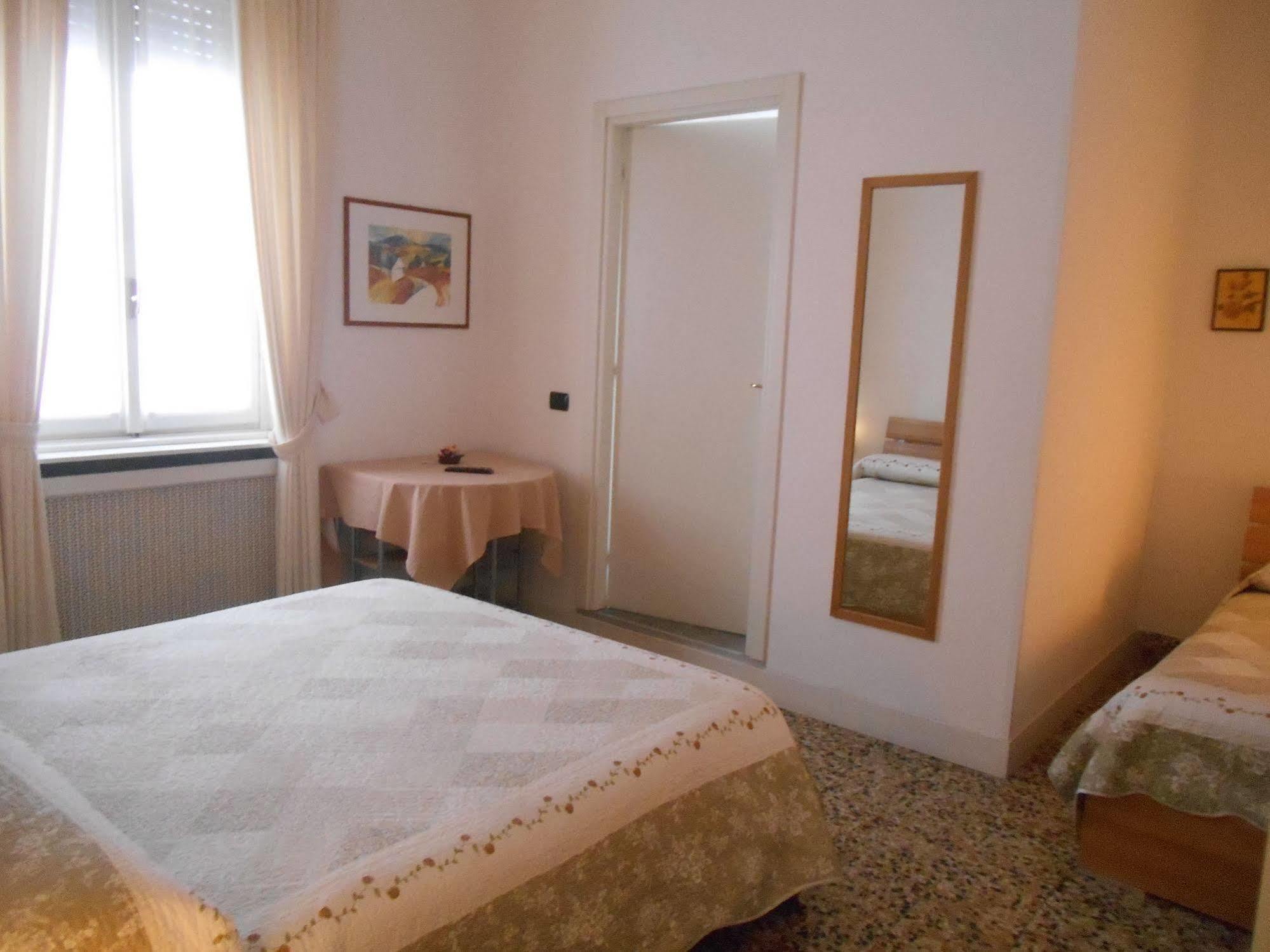 Le Rose Malpensa Bed and Breakfast Busto Arsizio Exteriör bild