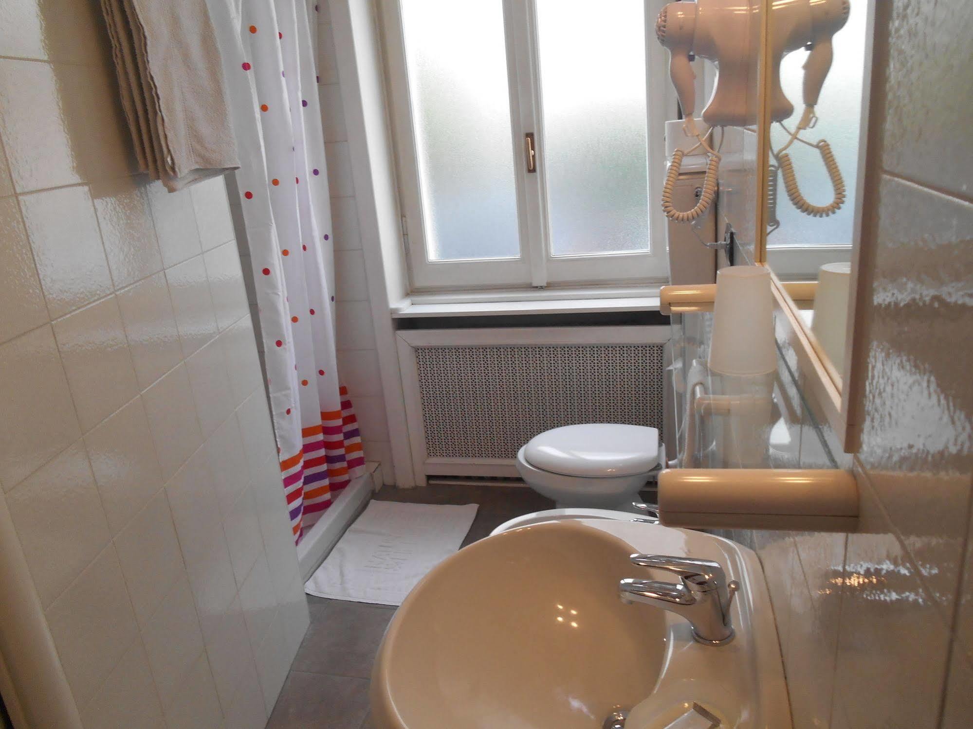 Le Rose Malpensa Bed and Breakfast Busto Arsizio Exteriör bild